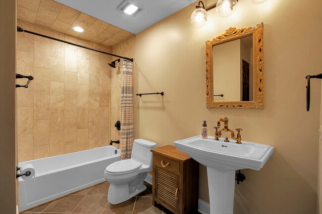 Building Photo - 1002 Castilian Ct