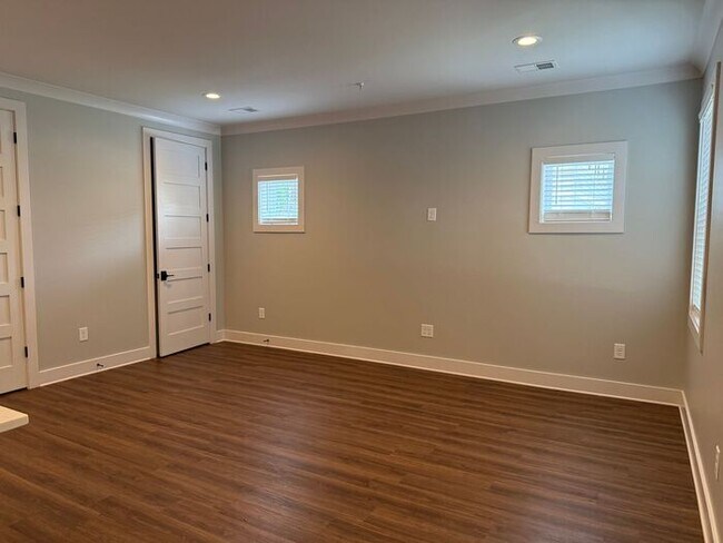 Building Photo - Modern 2 Bedroom Condo in the Heart of Melrose