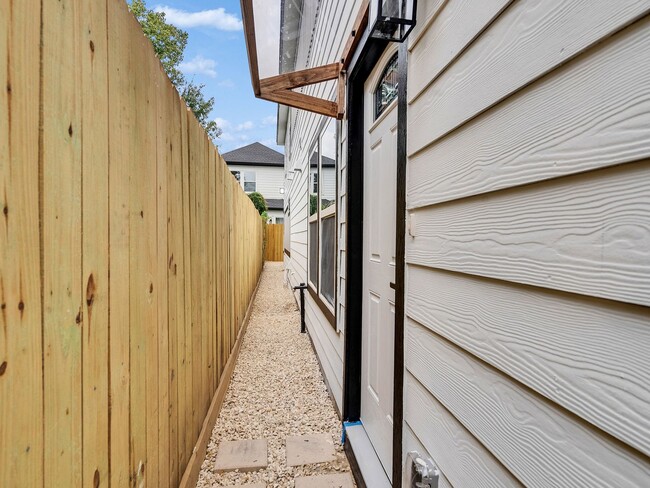 Building Photo - ? Spacious & Stylish 3-Bed Home – Garage Included! ?