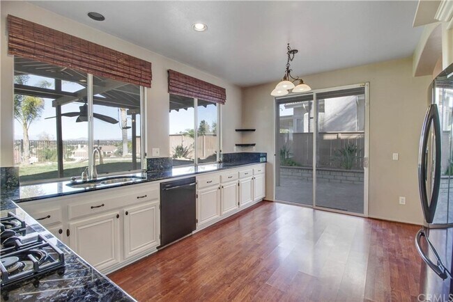 Building Photo - View Home 3 Bedrooms Plus