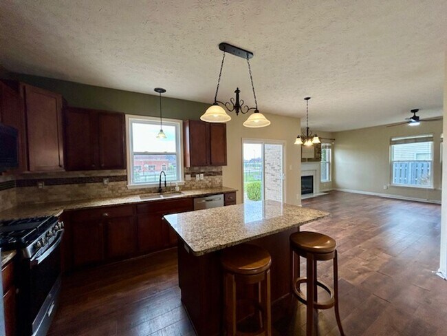 Building Photo - Beautiful 2 Story, 4 Bedroom, with a Full ...