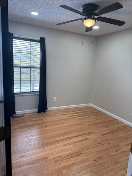 Building Photo - 5161 Singleton Dr