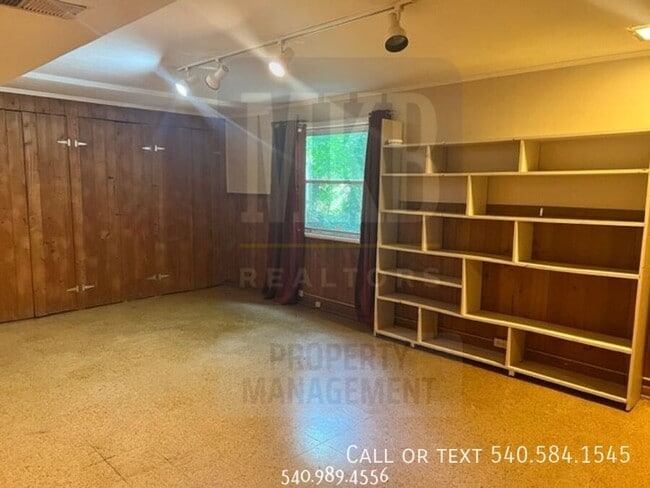 Building Photo - 3203 Ledgewood Ave