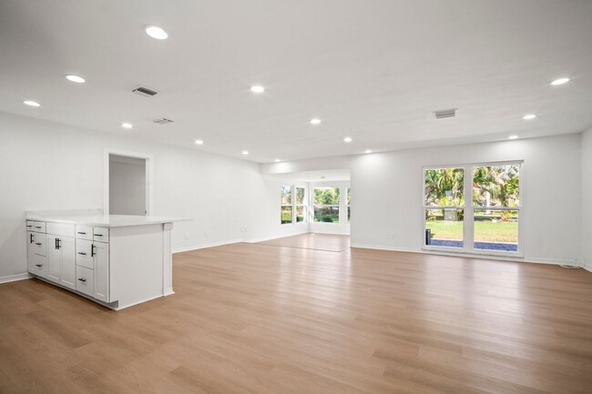 Building Photo - Fully Renovated 3 Beds 2 baths condo off M...