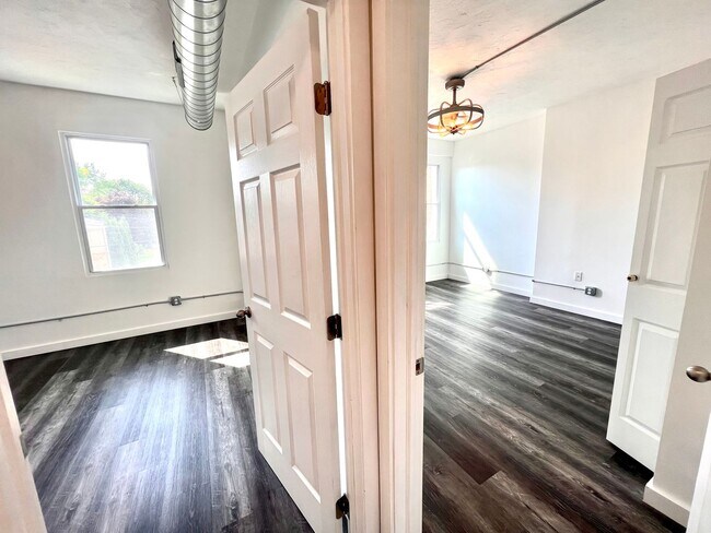 Building Photo - Beaver - Luxury 2 Bedroom, 1 Bathroom, located in downtown shopping district.