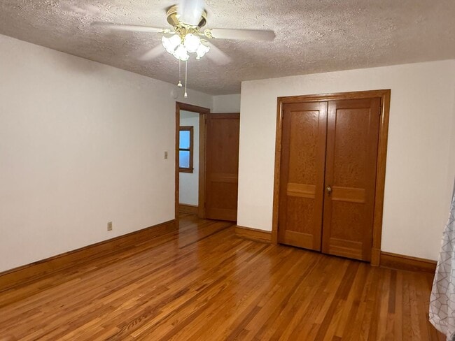 Building Photo - One Level Home! 3or 4 bedroom 1 bath with extra-large den, garage and extra storage on almost an ...