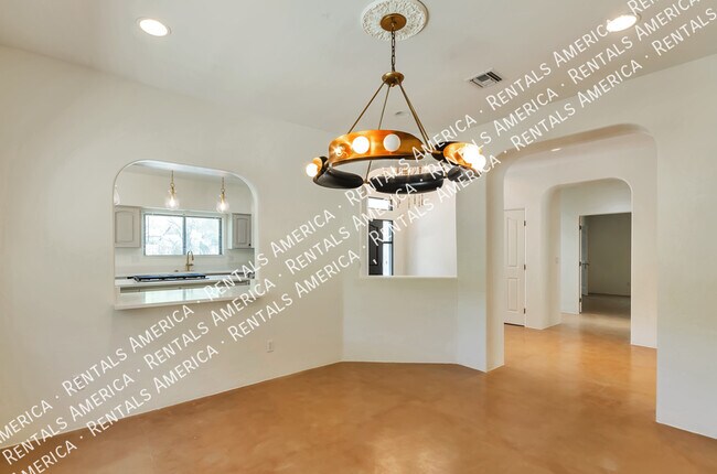 Building Photo - Gorgeous Catalina Home!