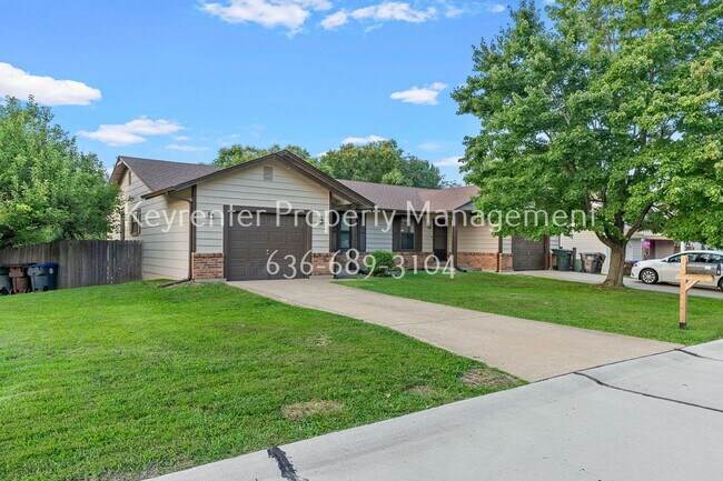 Building Photo - 357 Della Dr