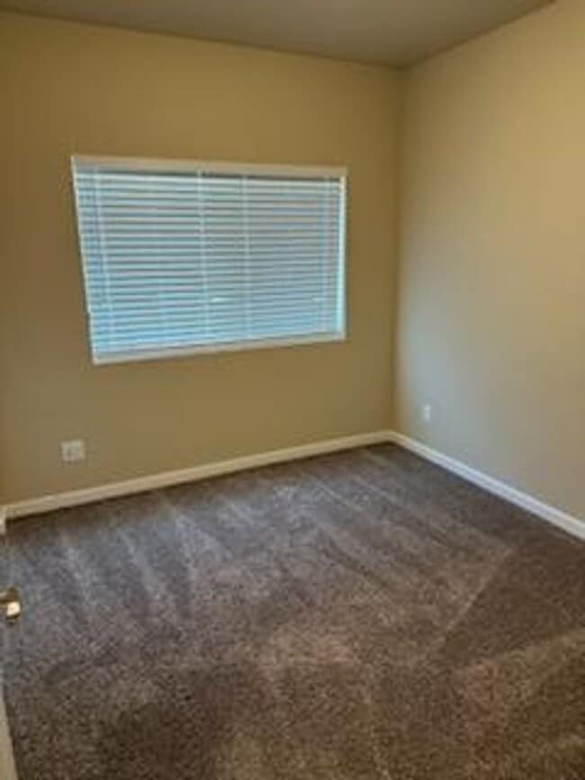 Building Photo - 3-bedroom 2-bath Duplex