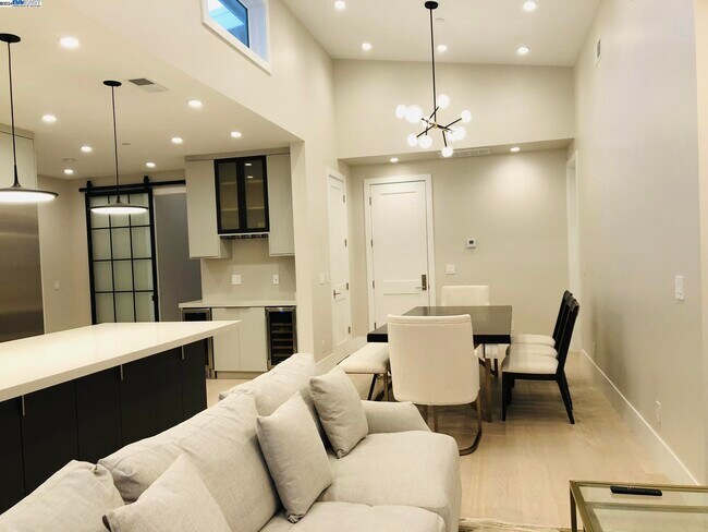 Building Photo - 466-4B1 Ruthven,Palo Alto CA 94301