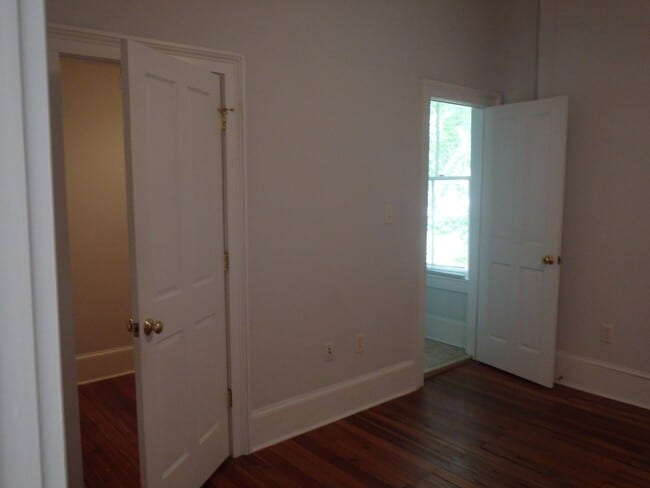 Building Photo - Two Bedroom Townhome Close to Forsyth Park