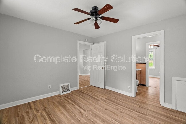 Building Photo - 7129 Greenhaven Dr