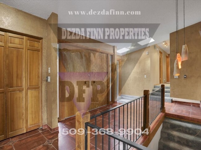Building Photo - 3,700 sqft of Quiet Luxury & Stunning Views