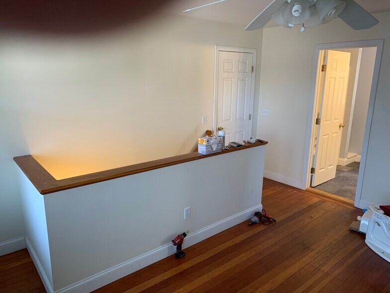 Upstairs Landing - 35 Bridge St
