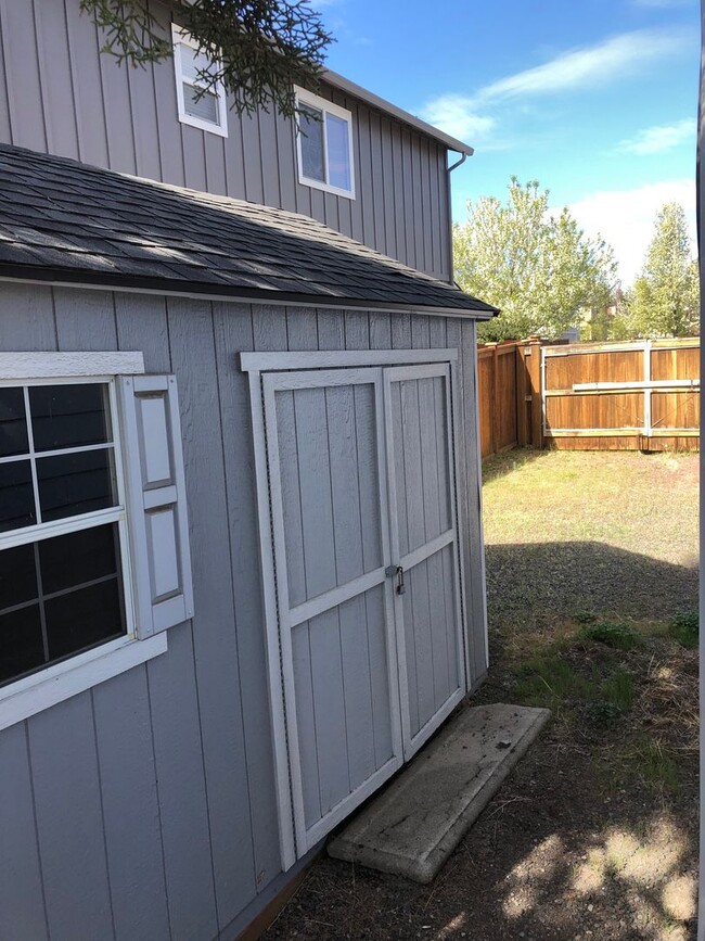 Building Photo - 4 Bedroom / 2.5 Bathroom Home in SE Bend