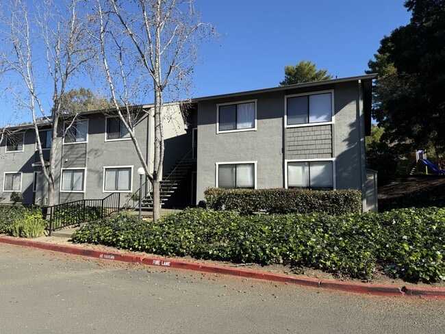Building Photo - 900 Cambridge Dr