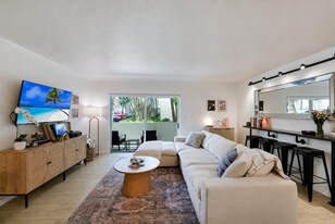 Building Photo - 8950 SW 69th Ct