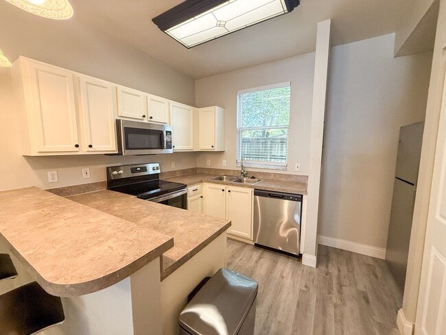 Building Photo - Victoria Station #132