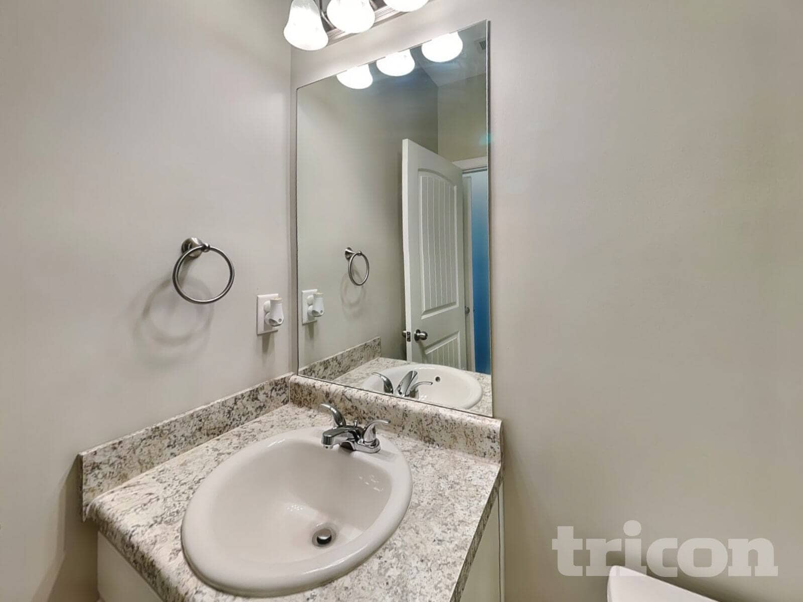 Building Photo - 456 Clematis Court