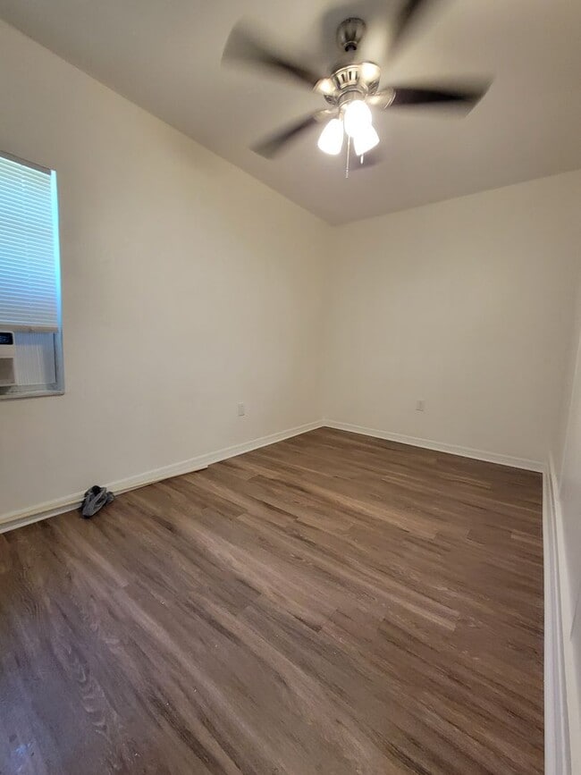 Building Photo - 1 BEDROOM 1 BATH SUITE