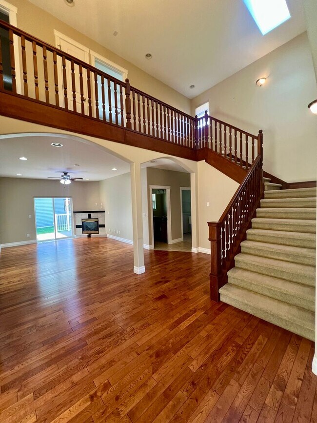 Building Photo - Beautiful 3 Bedroom in Private Community!