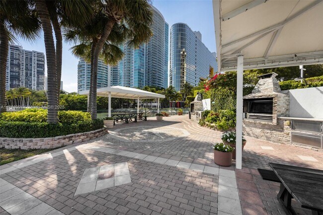 Building Photo - 1915 Brickell Ave