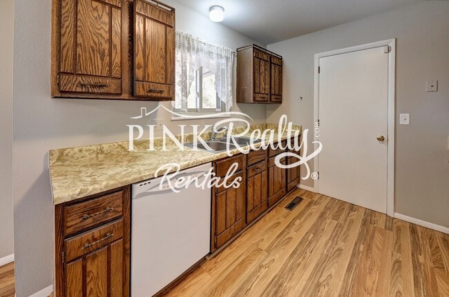 Building Photo - Nice 4 Bedroom Close to Peterson AFB and S...