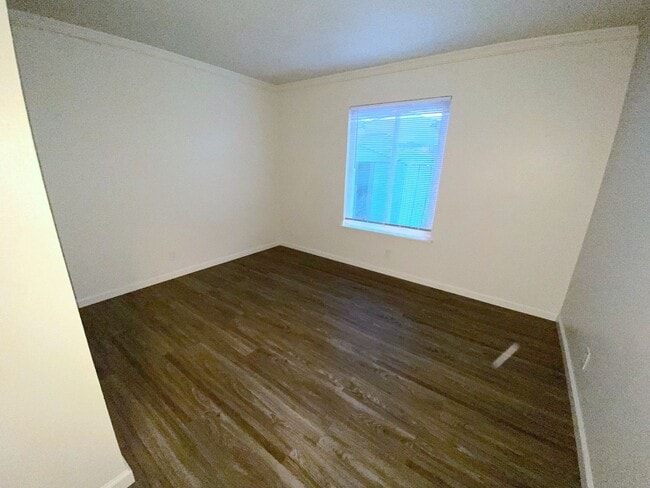 Building Photo - Lovely 3 Bedroom, 2 Bath House - Washer/Dryer, Dishwasher, Long Driveway, Fenced Backyard