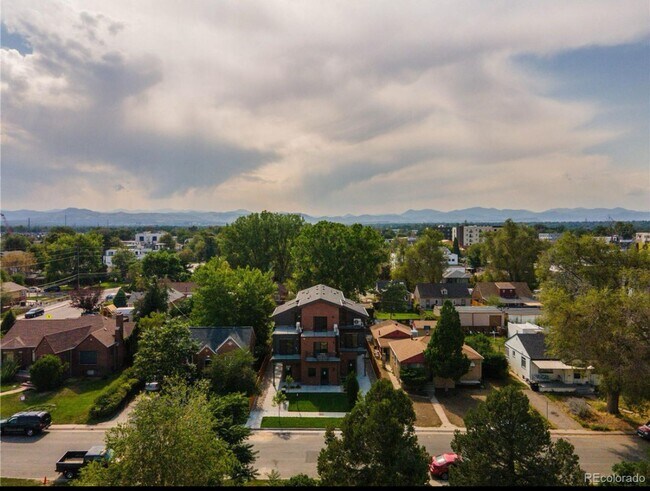 Building Photo - Unbelievable 2 Bed + Den Townhome - The Ul...