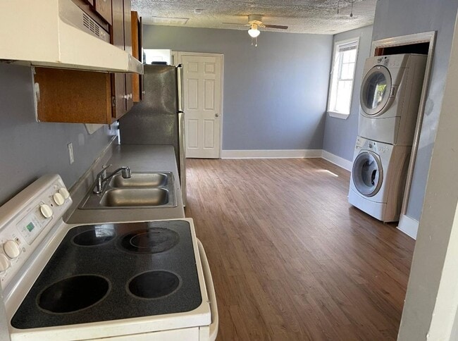 Building Photo - 2 bedroom house on Southside w Laundry HVAC