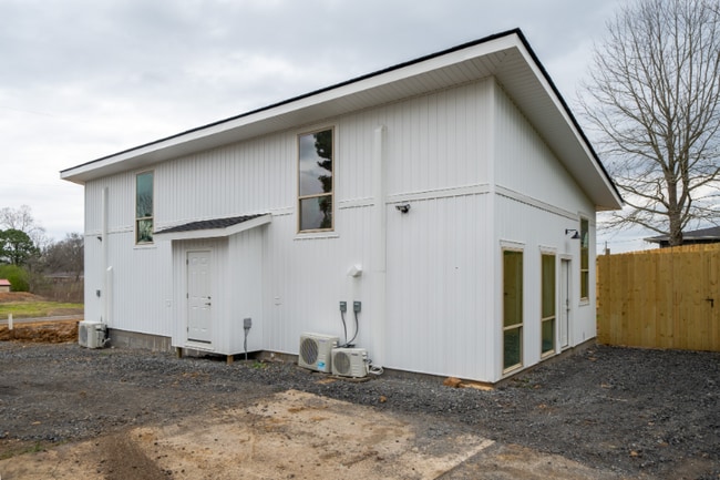 Building Photo - 2 Earl Dr