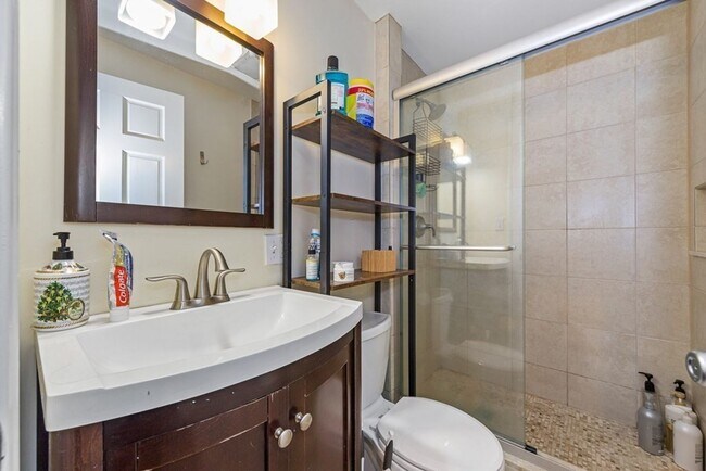 Building Photo - 4 BED 2 BATH MISSION HILL
