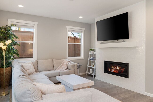 Building Photo - Luxury North Creek Living with Privacy and Designer Upgrades