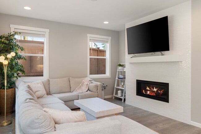 Building Photo - Newly Remodeled 4bed/2.5bath Home in Gig Harbor!