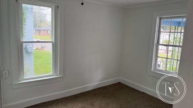 Building Photo - RATE DROP ALERT! (was $1600/month)