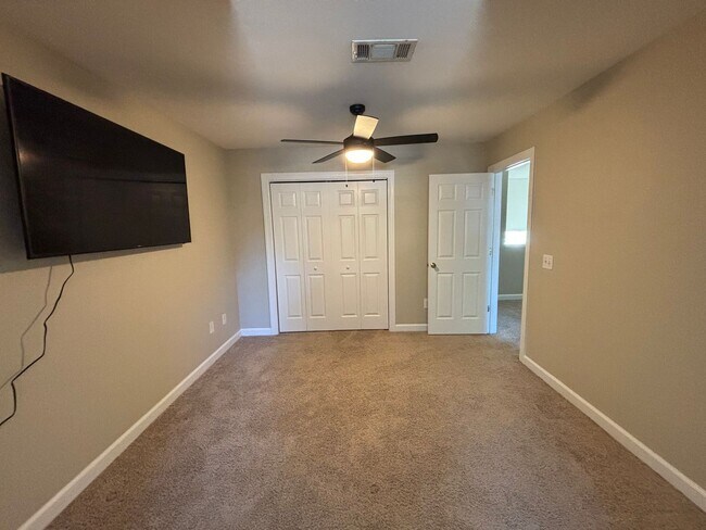 Building Photo - 3 Bed 2.5 Bath Town Home in Carleton Place ~ Students Welcome with Co-Signers!