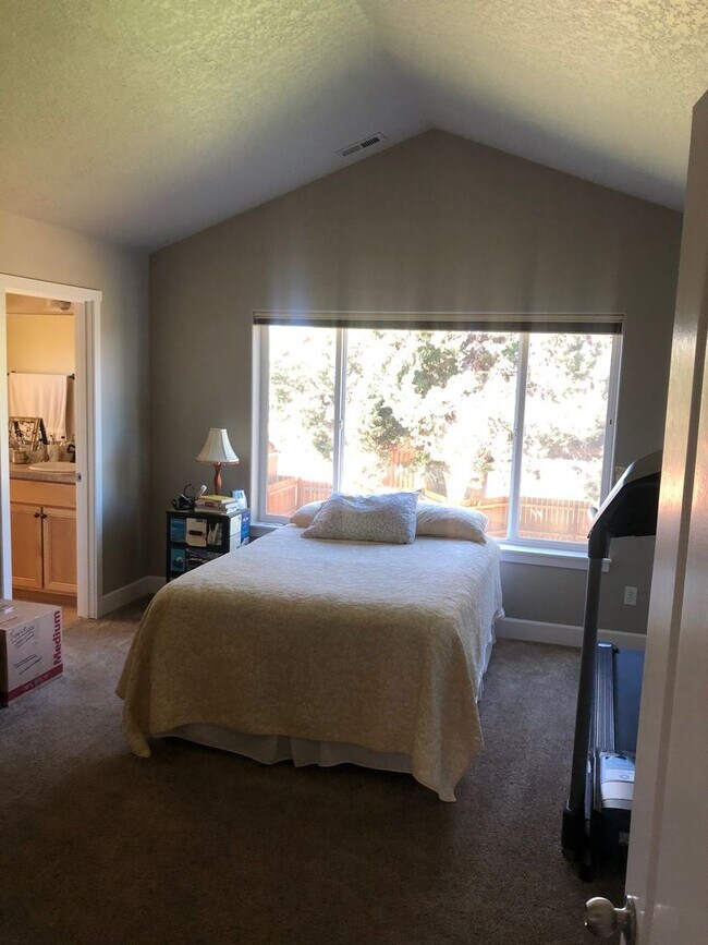 Building Photo - SW Bend Home with Upgrades!