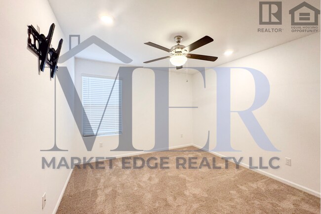 Building Photo - 4Bed/4Bath House w/2 Car Gar in Tucson! $1...