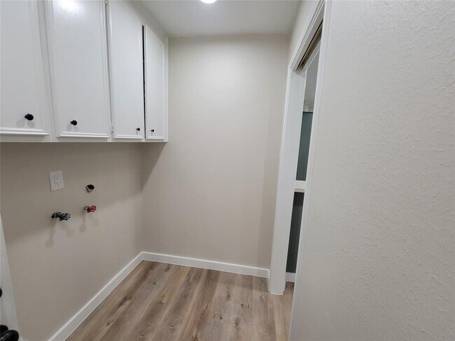 Building Photo - 1409 Drexel Dr