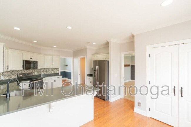 Building Photo - 7173 Brady Dr