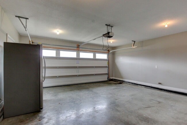 Building Photo - Executive Home on Cul de sac off exit 8.  Hurry.