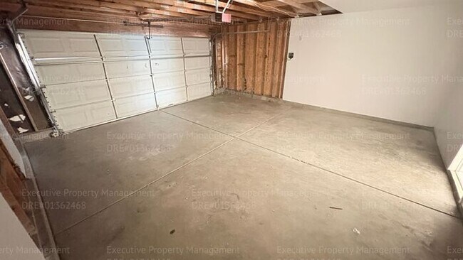 Building Photo - 4 bedroom 2 bathroom home located near S. H St/ Berkshire Rd