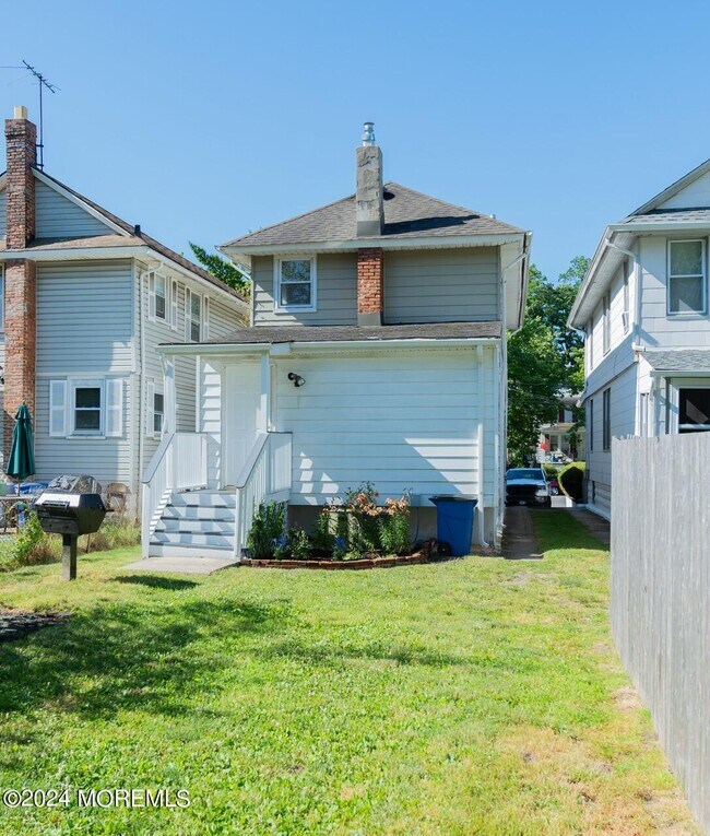 Building Photo - 1119 1st Ave