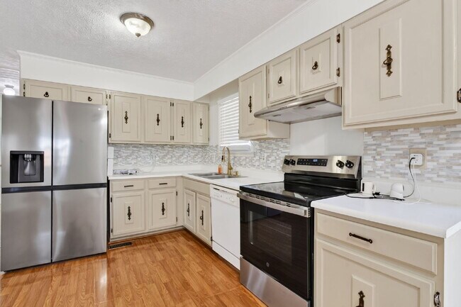 Building Photo - "Charming 3-Bed Home with Gleaming Hardwood Floors in Hope Mills!"