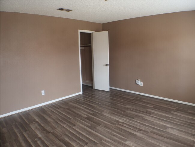 Building Photo - 7700 Creekbend Dr