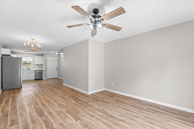 Building Photo - 1301 Farmingdale Dr