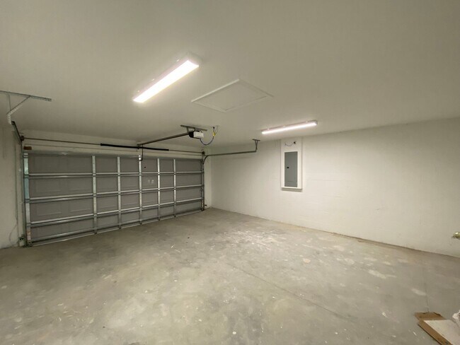 Building Photo - Silver Springs Shores - Welcome Home