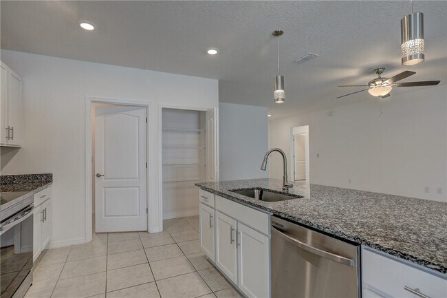 Building Photo - 406 Easy St