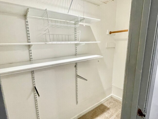 Building Photo - Jr.1BR/1BA Garden Unit NOPA Flat! Laundry!...