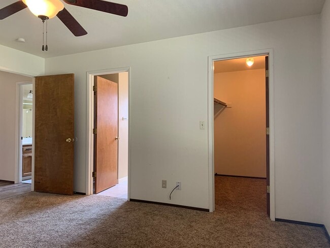 Building Photo - Make this your new home!